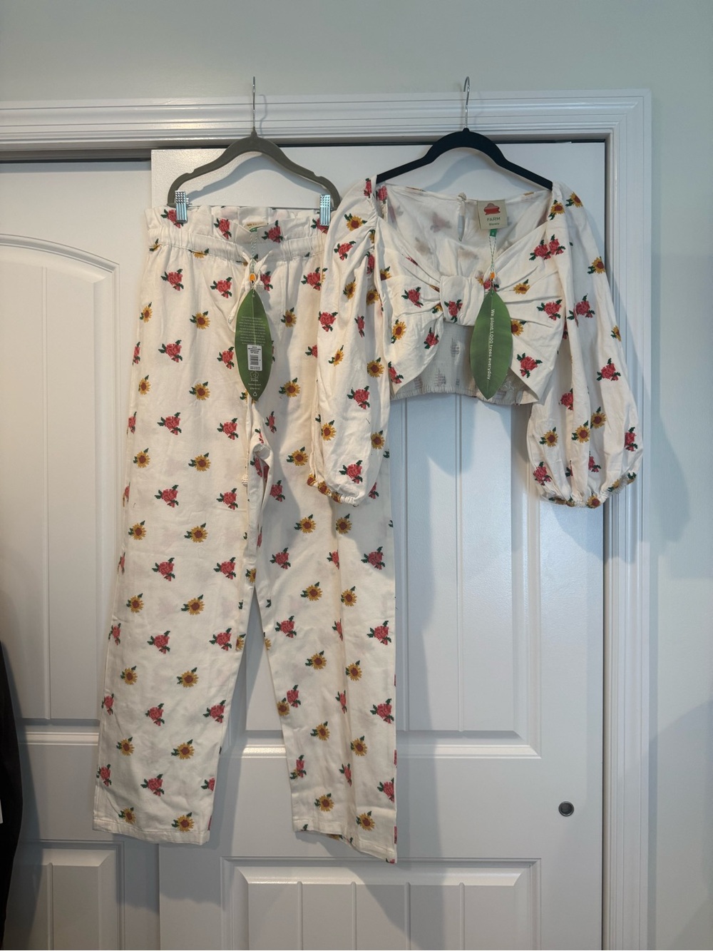 FARM Rio Embroidered Flowers Crop Top & Pants Set - Picture 2 of 12